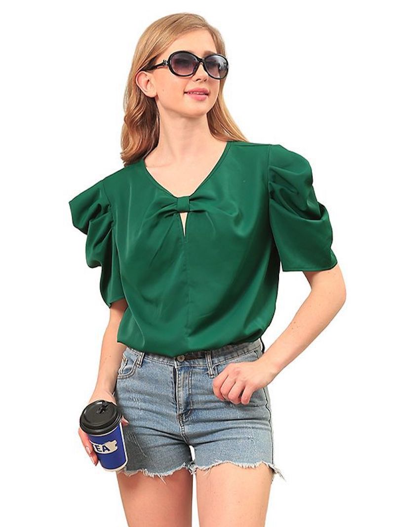 Puff sleeves, V-neck, slim fit, sweet bottom shirt, cool and versatile.