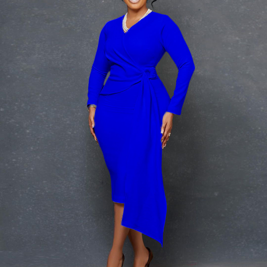 D302 Elegant dress with round neckline and long sleeves.